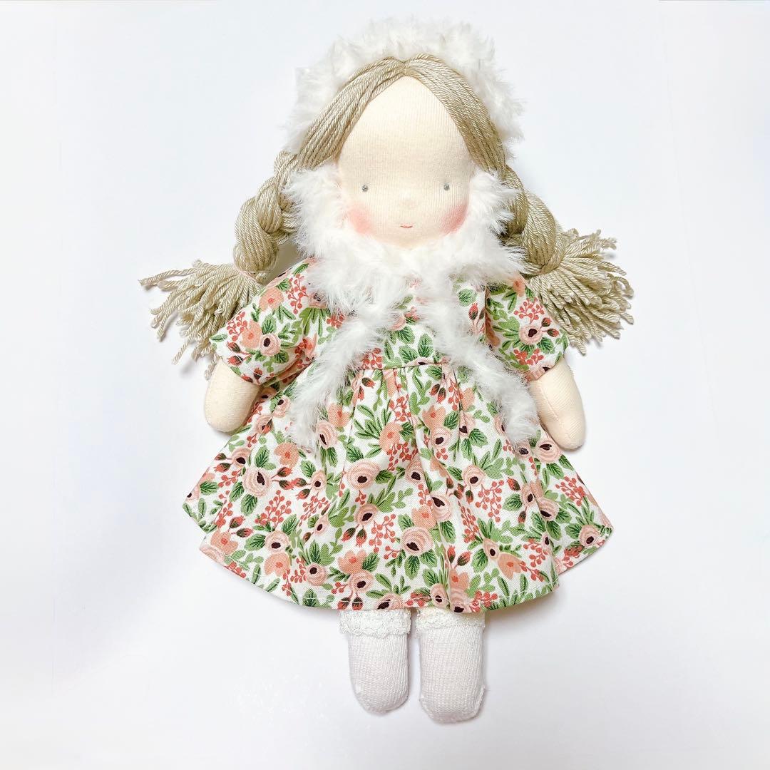 ハンドメイド　花柄ワンピースの女の子　ドール　お人形　ウォルドルフ人形風