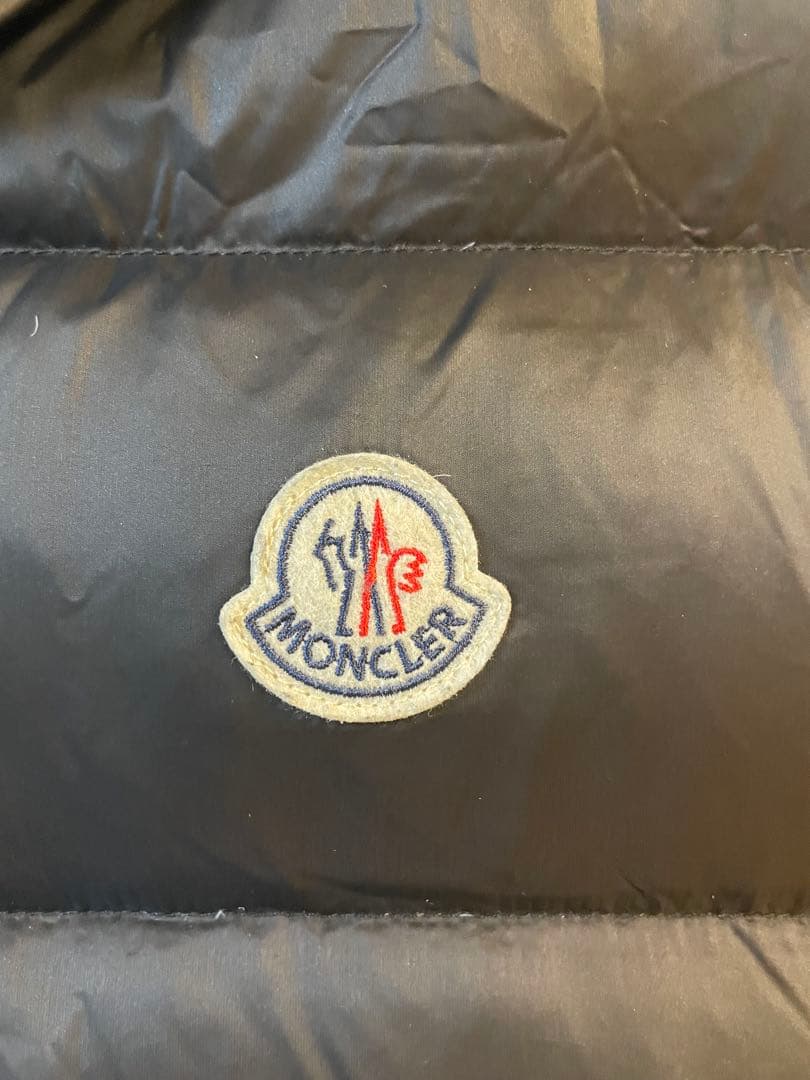 MONCLER ブラックダウンベスト フード付き
