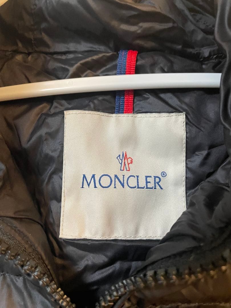 MONCLER ブラックダウンベスト フード付き