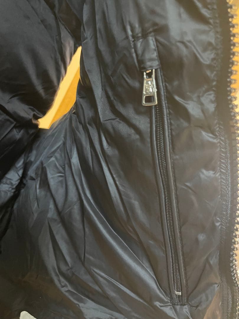 MONCLER ブラックダウンベスト フード付き
