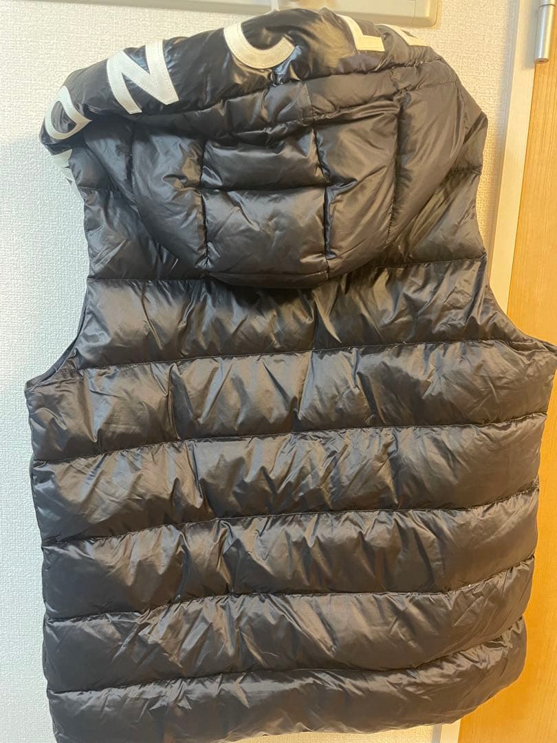 MONCLER ブラックダウンベスト フード付き