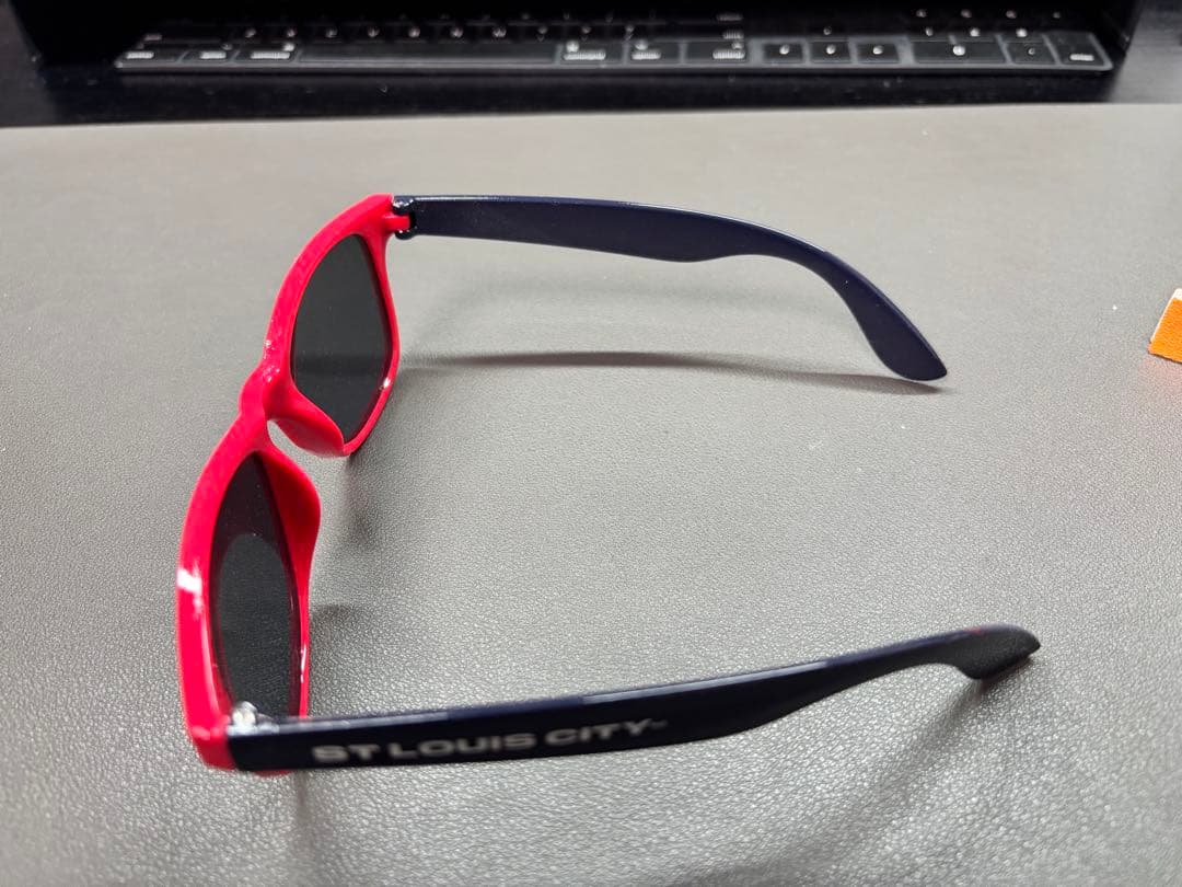 キツネ　OAKLEY Rader St. Louis Cityサングラス