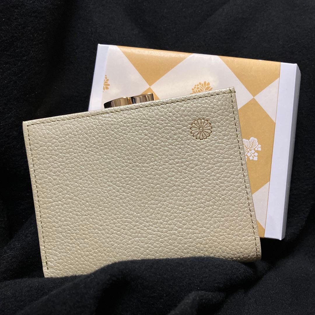 皇居限定　新品　未使用　ゴールド　金　本革レザー 二つ折り財布 箱付き