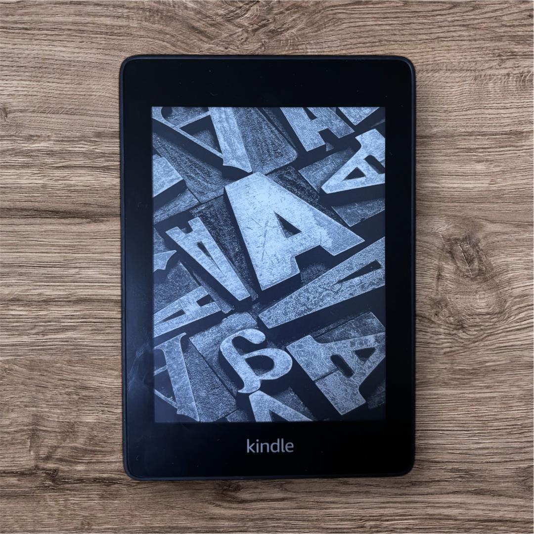 Kindle Paperwhite （第10世代・8GB） 本体とケーブル