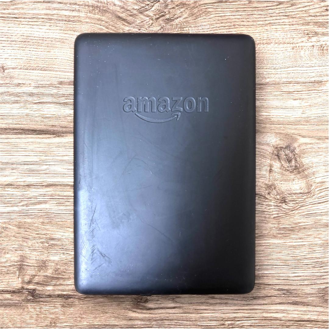 Kindle Paperwhite （第10世代・8GB） 本体とケーブル