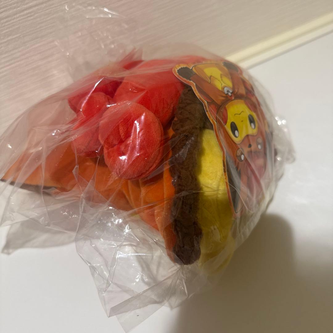ロコンポンチョのピカチュウ　ぬいぐるみ