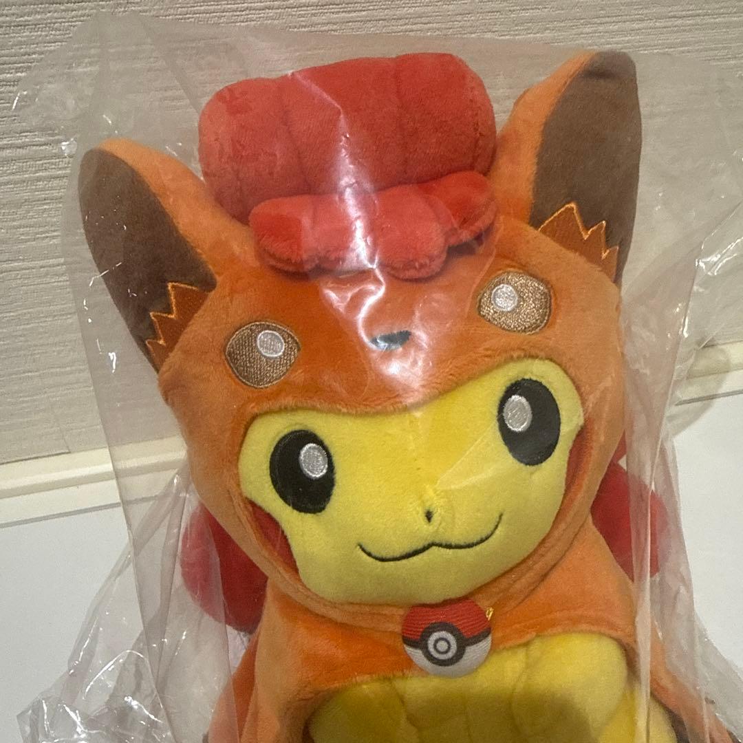 ロコンポンチョのピカチュウ　ぬいぐるみ