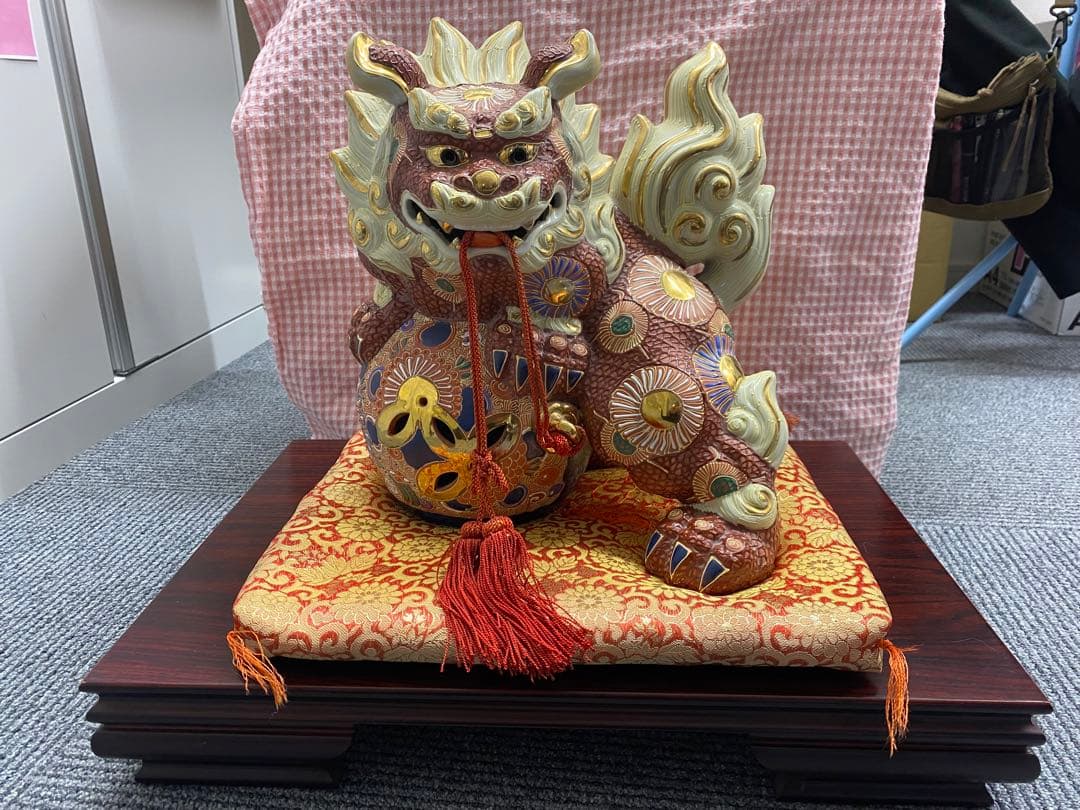 九谷焼 玉乗り獅子 置物　台、布団付き