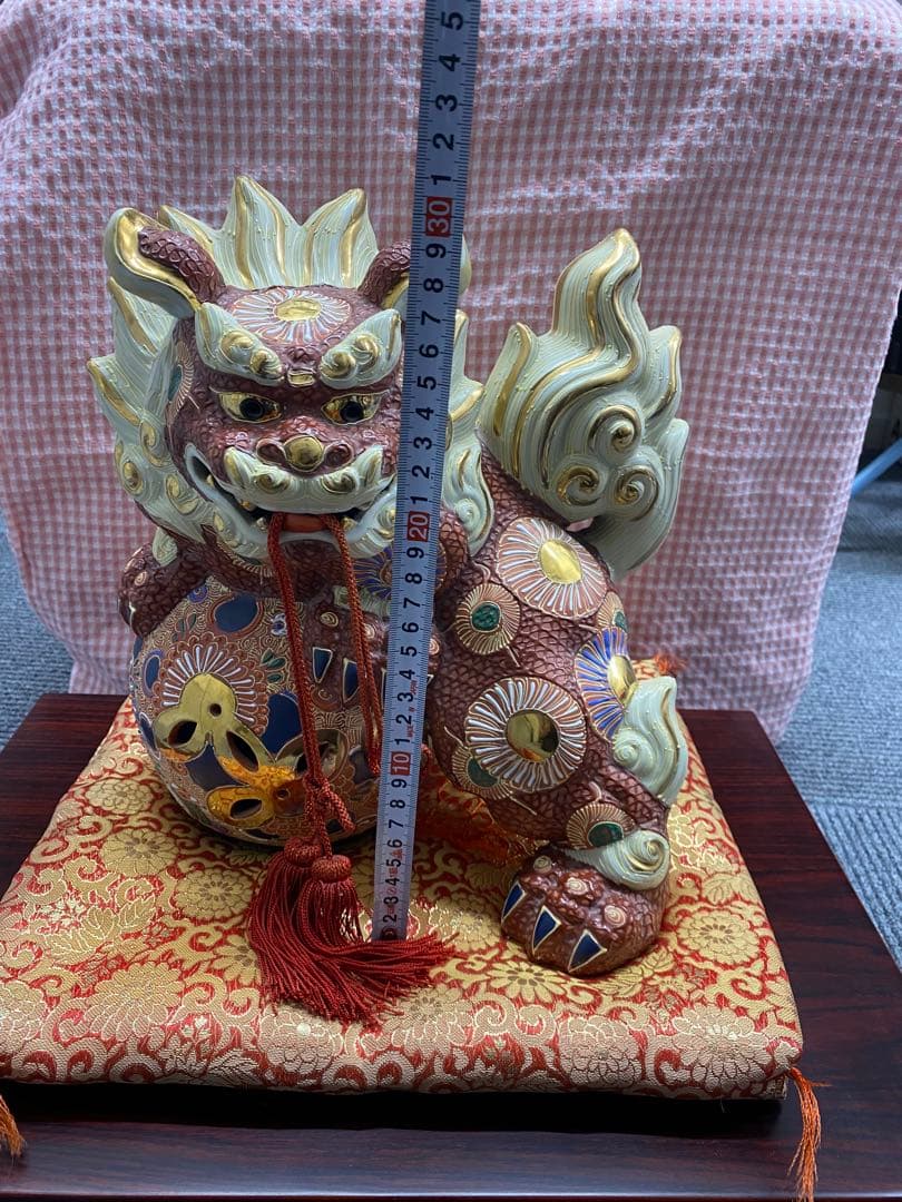 九谷焼 玉乗り獅子 置物　台、布団付き
