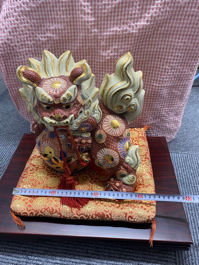 九谷焼 玉乗り獅子 置物　台、布団付き