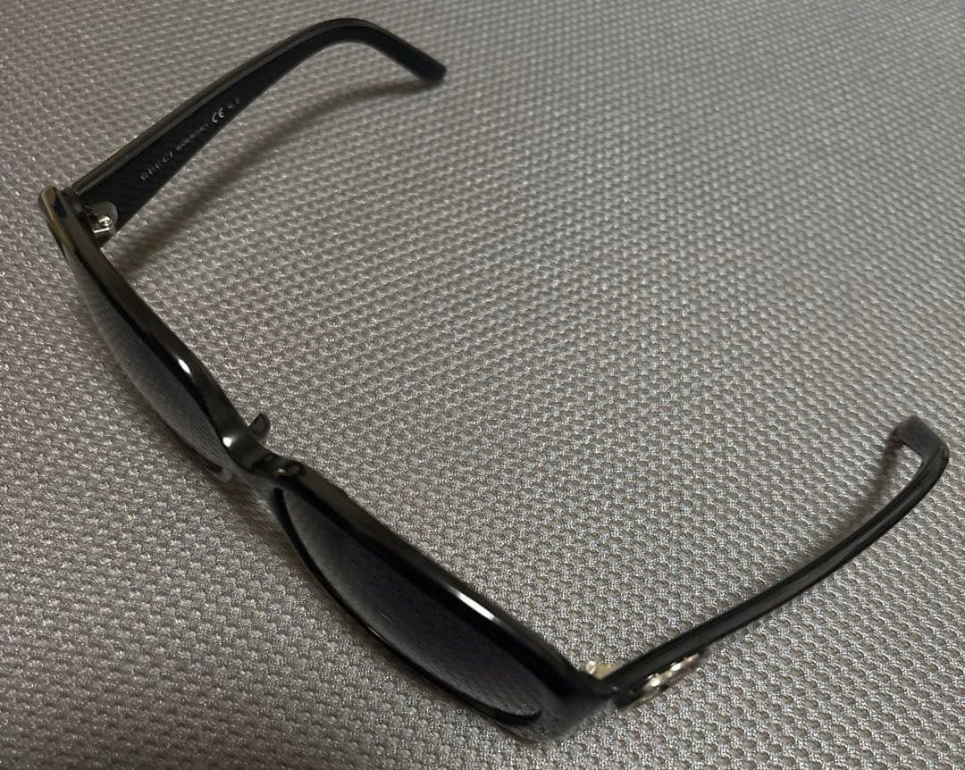 GUCCI ブラック オーバルサングラス　シルバー