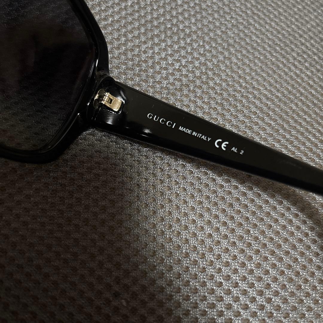 GUCCI ブラック オーバルサングラス　シルバー