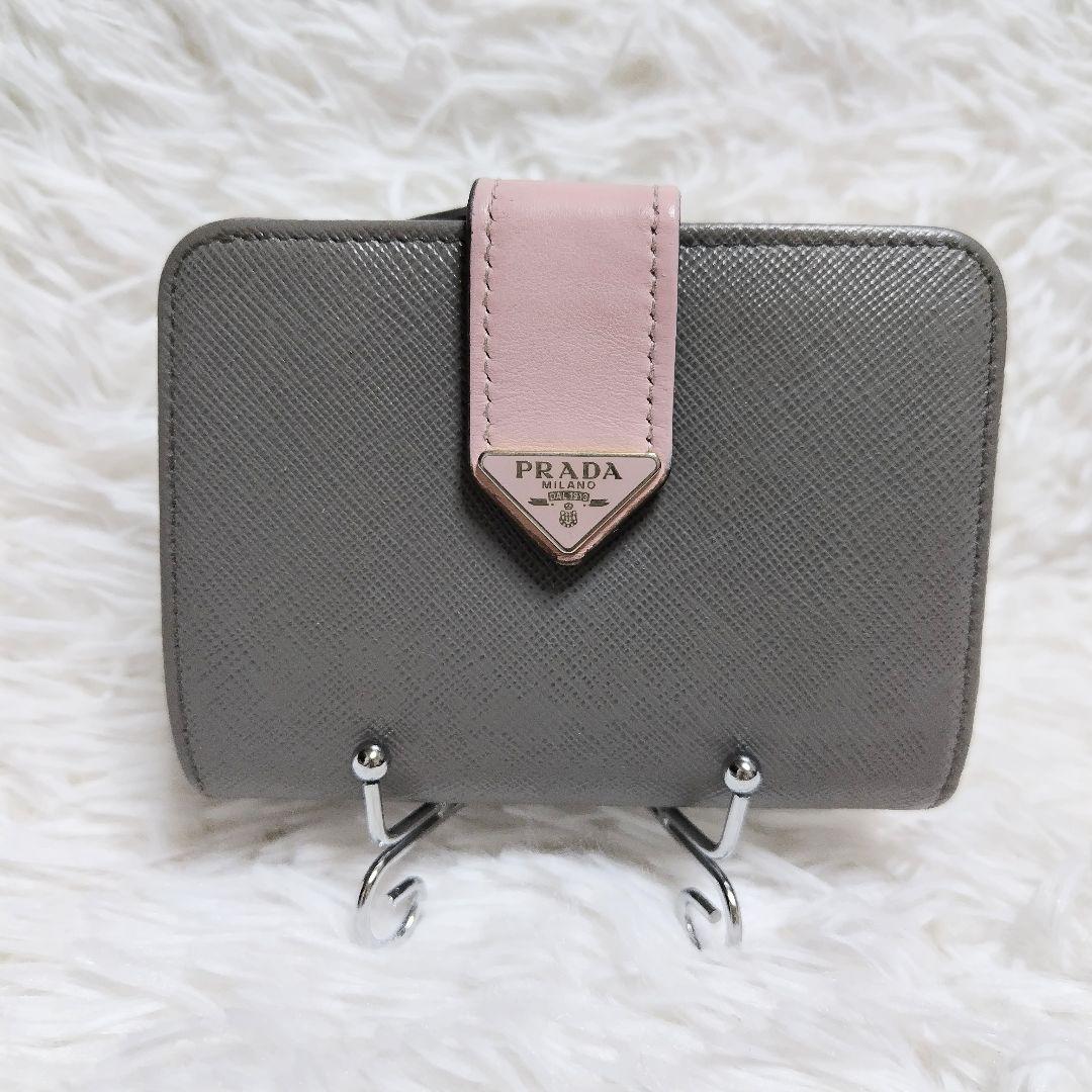 レア美品✨プラダ◇RFIDミディアムコンパクト二つ折り財布　三角ロゴグレーピンク