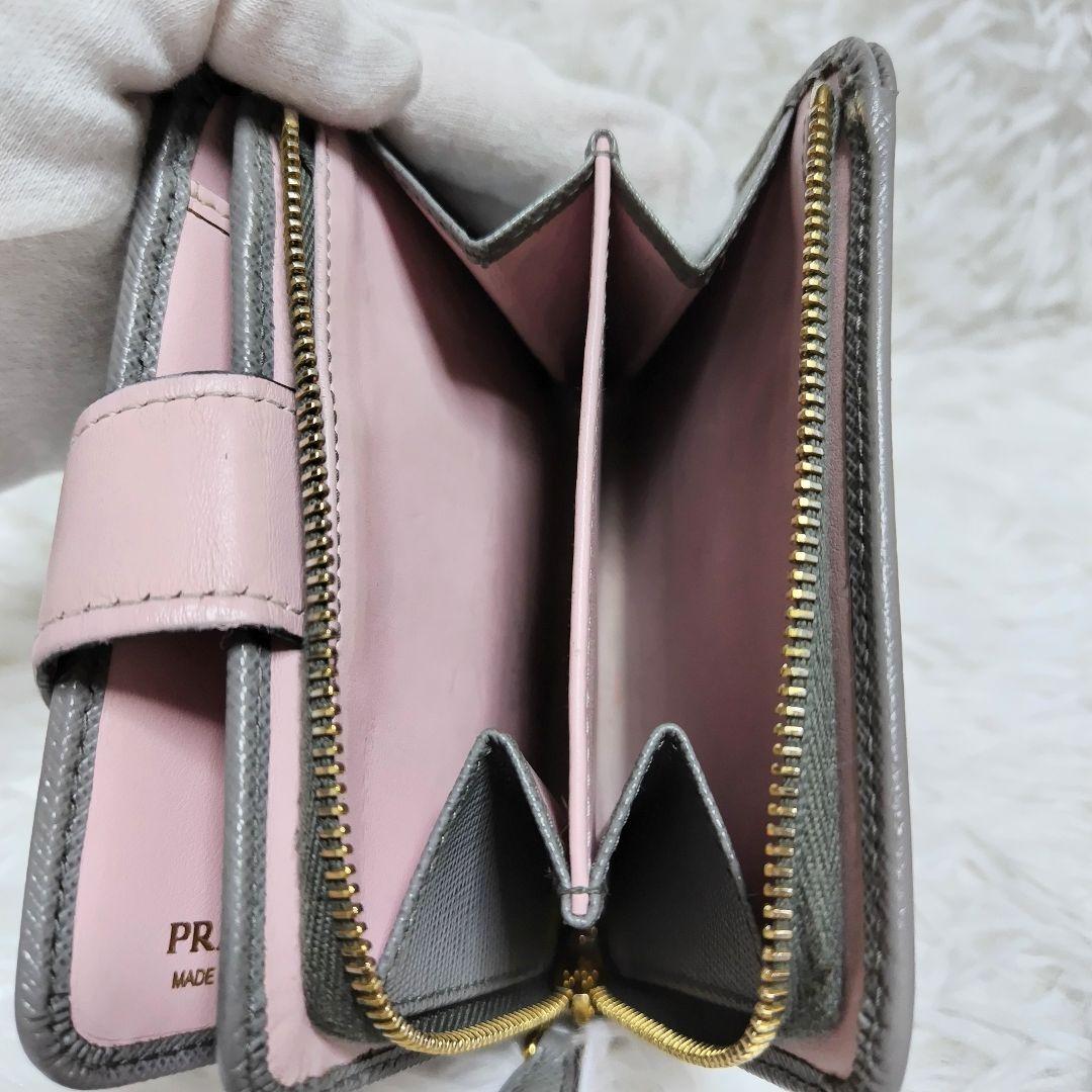 レア美品✨プラダ◇RFIDミディアムコンパクト二つ折り財布　三角ロゴグレーピンク