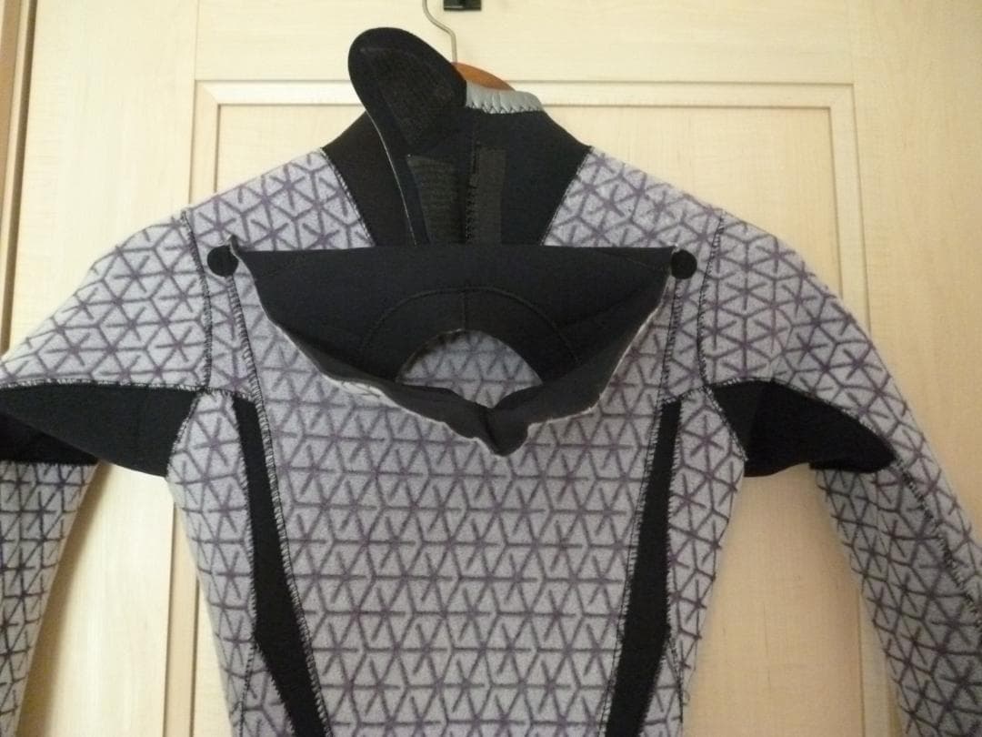 る*ぃ様 新品未使用！Billabong（ビラボン）バックジップセミドライ 全身