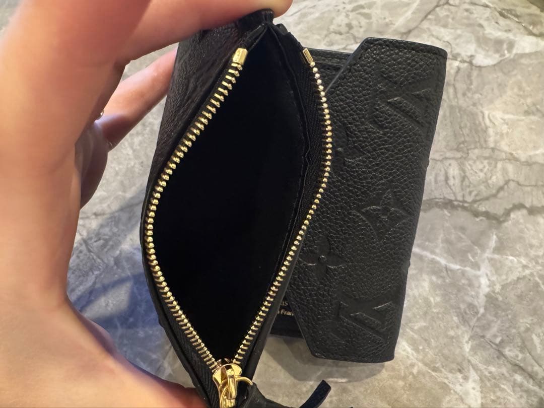 最終値下げ•未使用に近い美品　Louis Vuitton ブラック 二つ折り財布