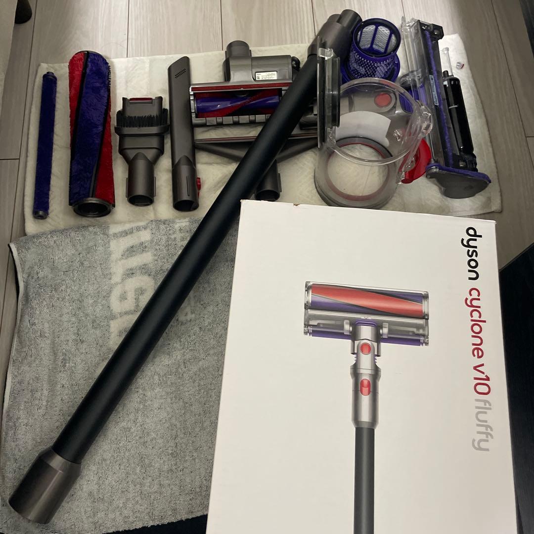Dyson Cyclone V10 Fluffy 本体と付属品