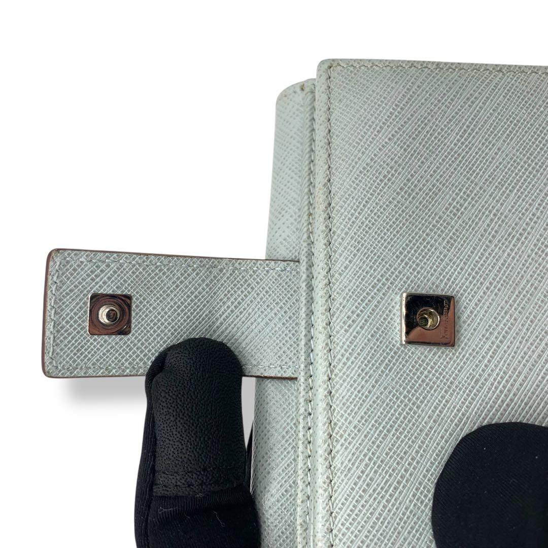Salvatore Ferragamo ガンチーニ　二つ折り財布　ミントブルー