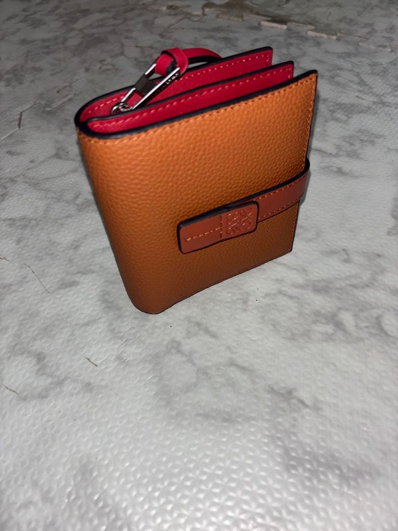 売り尽くし。LOEWE 二つ折り財布 オレンジ/レッド