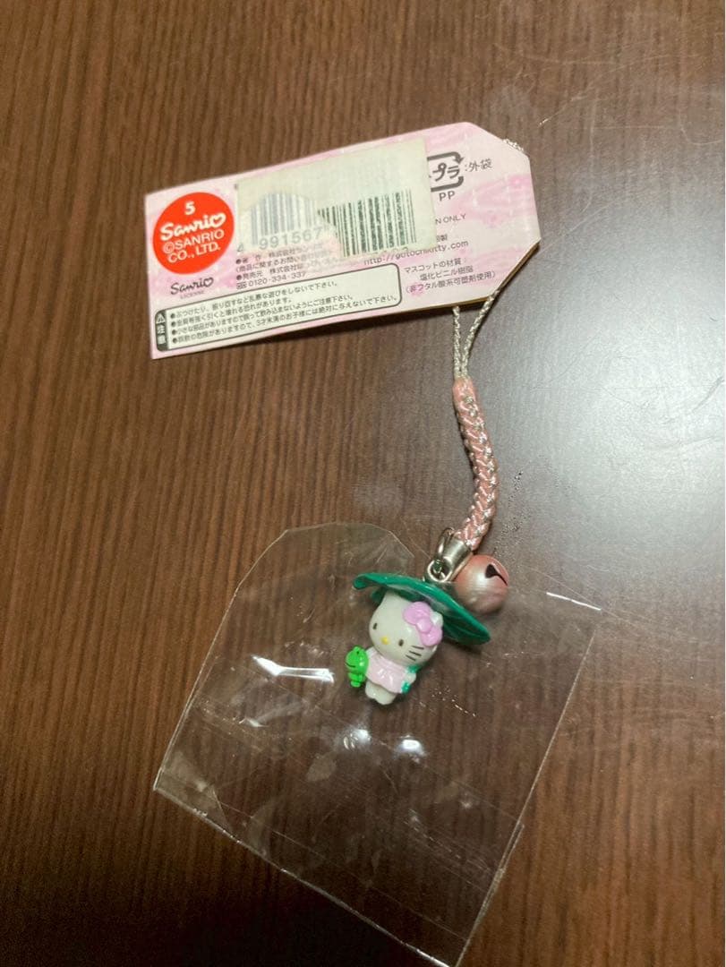 希少 激レア 新品 ご当地 ハローキティ 雨 葉っぱ 傘 カエル ストラップ