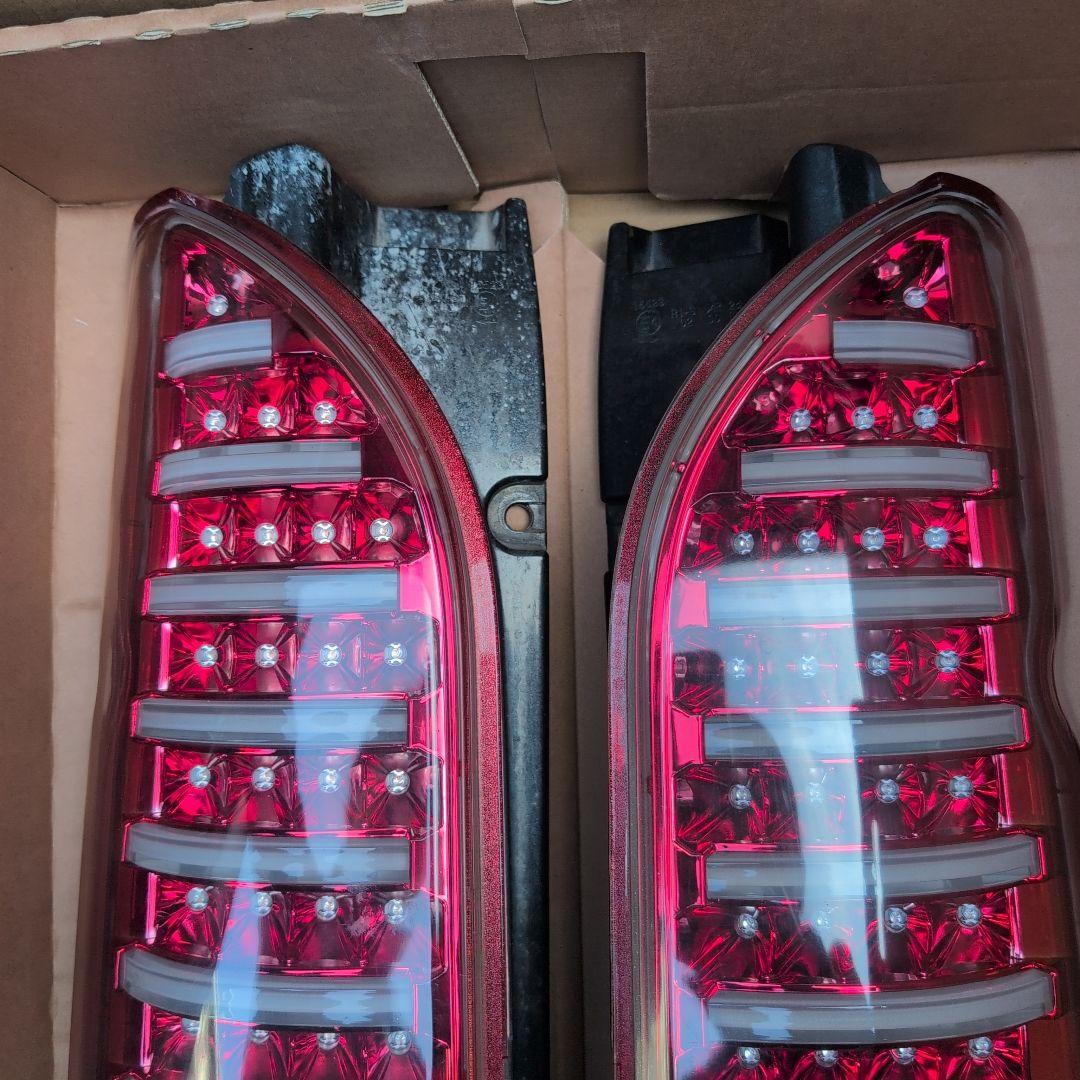 ハイエース200系　LEDテールランプ 赤/クリア