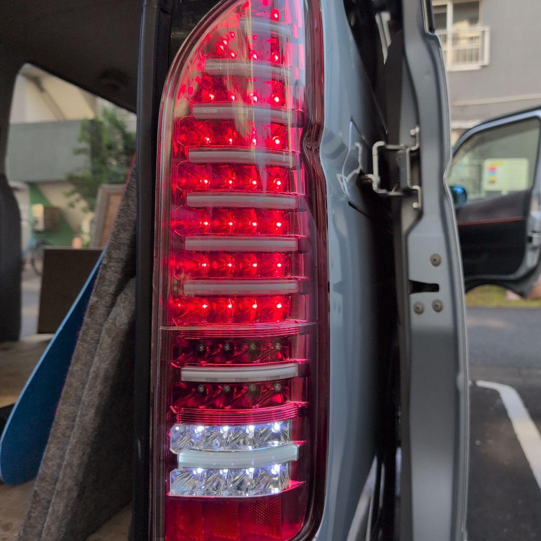 ハイエース200系　LEDテールランプ 赤/クリア