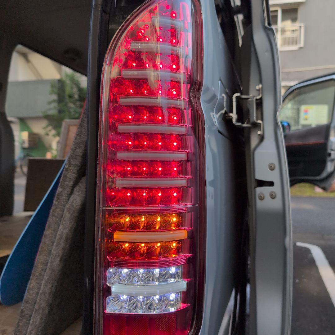 ハイエース200系　LEDテールランプ 赤/クリア