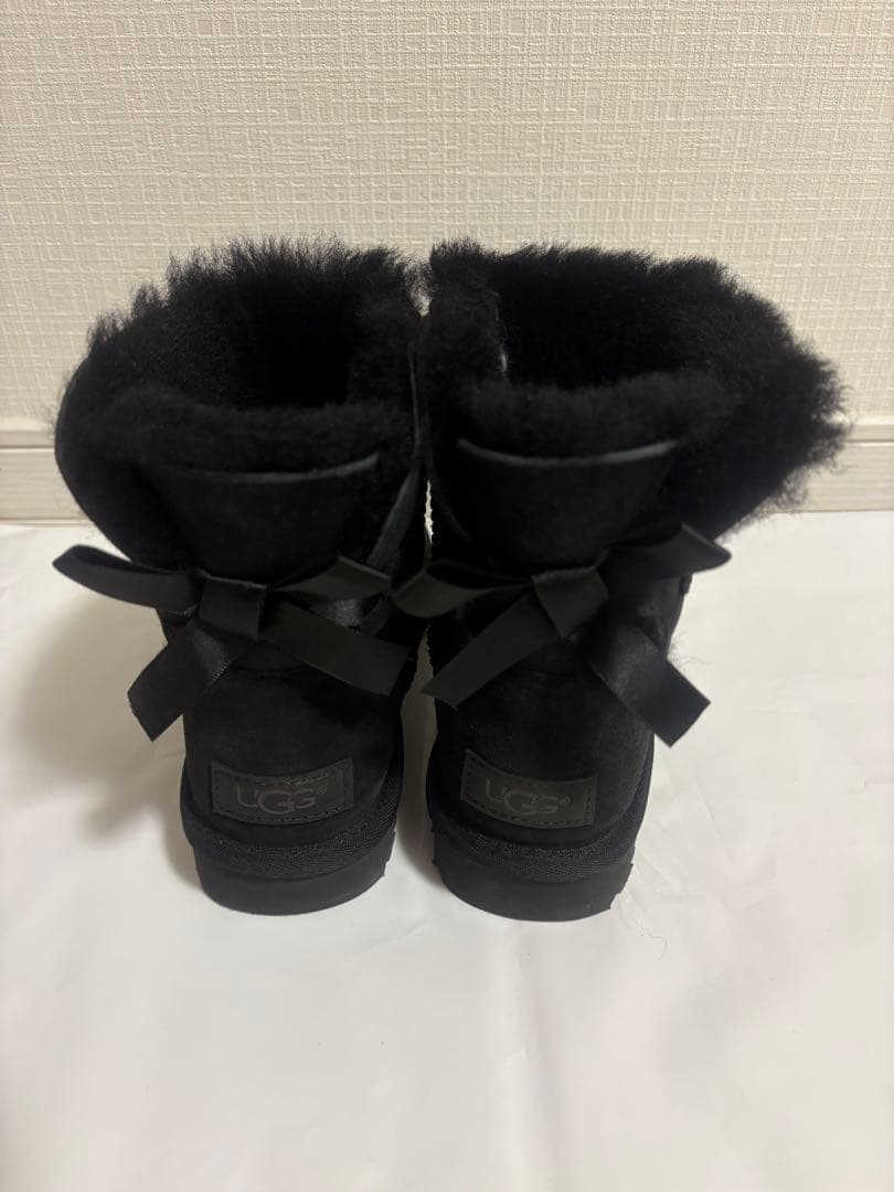【未使用級】UGG ブラック ムートンブーツ リボン付き23cm