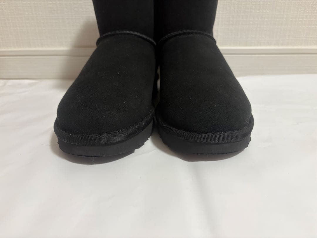 【未使用級】UGG ブラック ムートンブーツ リボン付き23cm