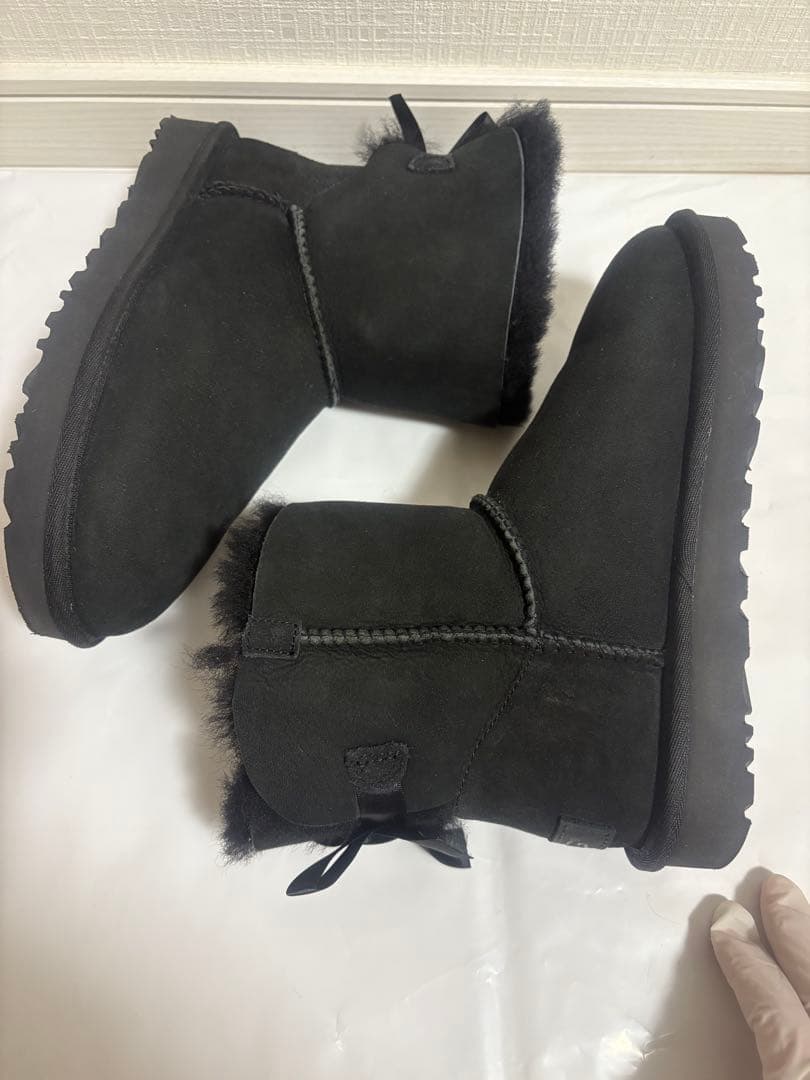【未使用級】UGG ブラック ムートンブーツ リボン付き23cm