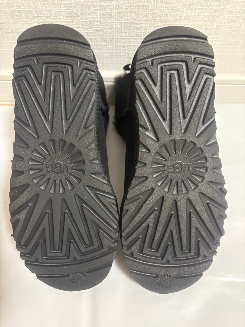 【未使用級】UGG ブラック ムートンブーツ リボン付き23cm