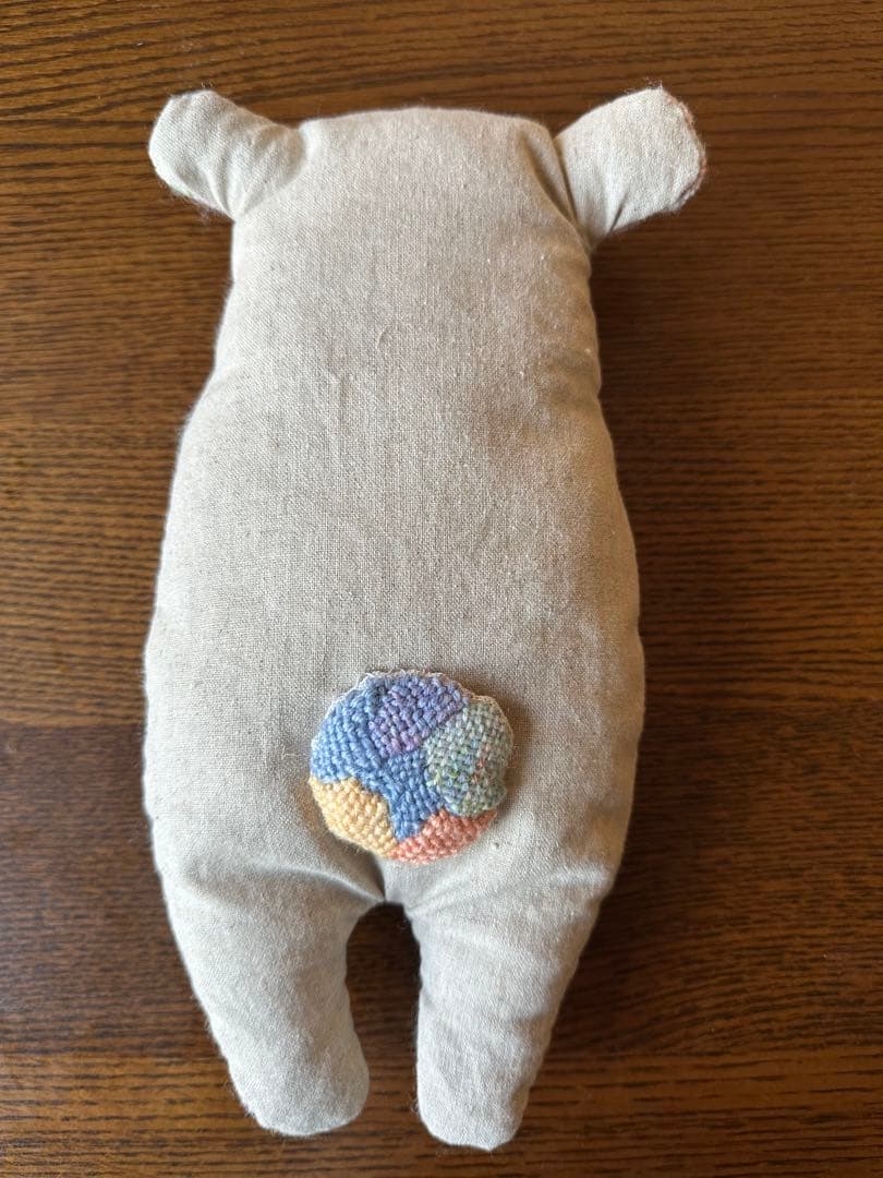 ダーニング刺繍の抱きぐるみ　(ミモザを抱いたクマ)