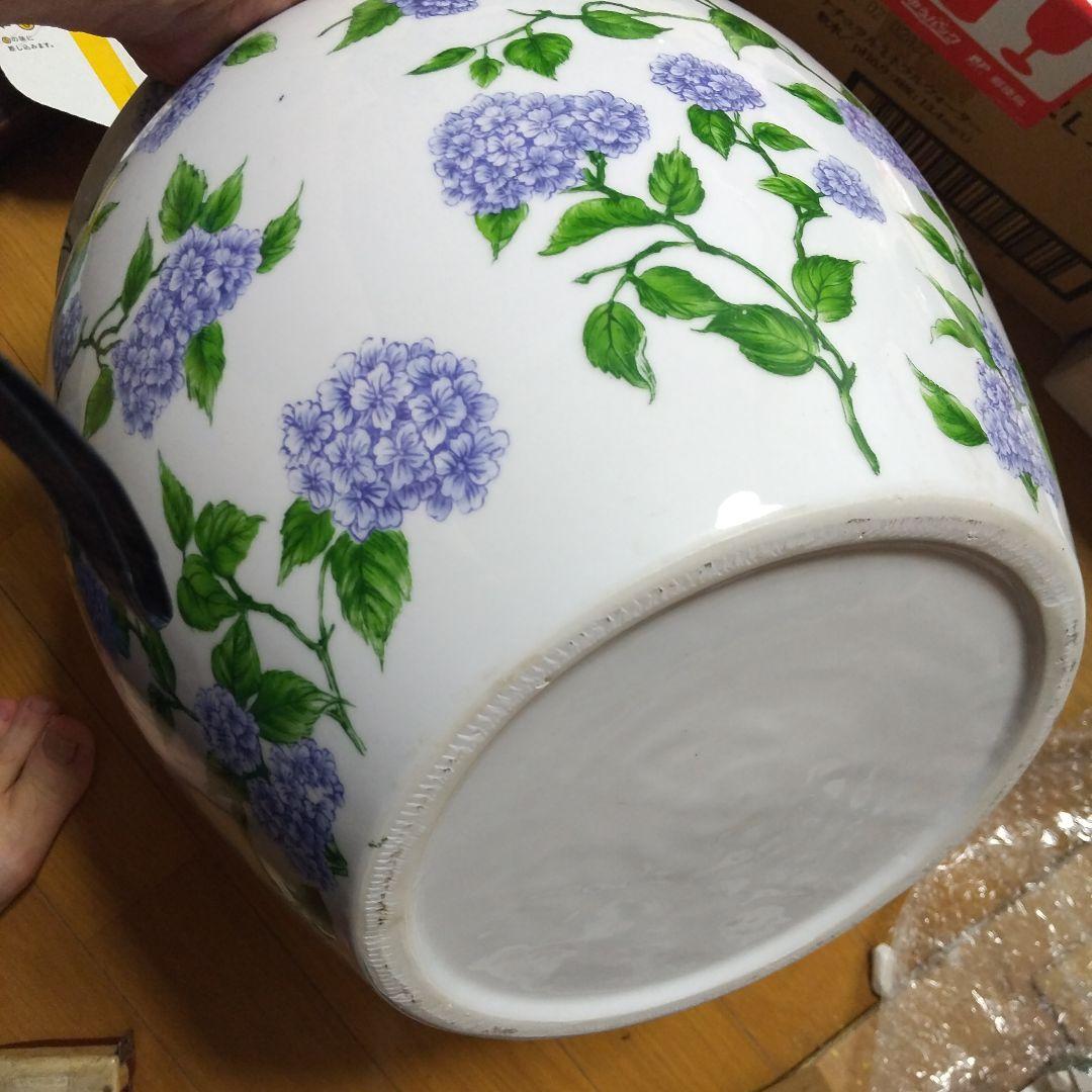 紫陽花の花柄 陶器製、瓶、メダカ鉢、睡蓮鉢、置物、焼物、工芸品、