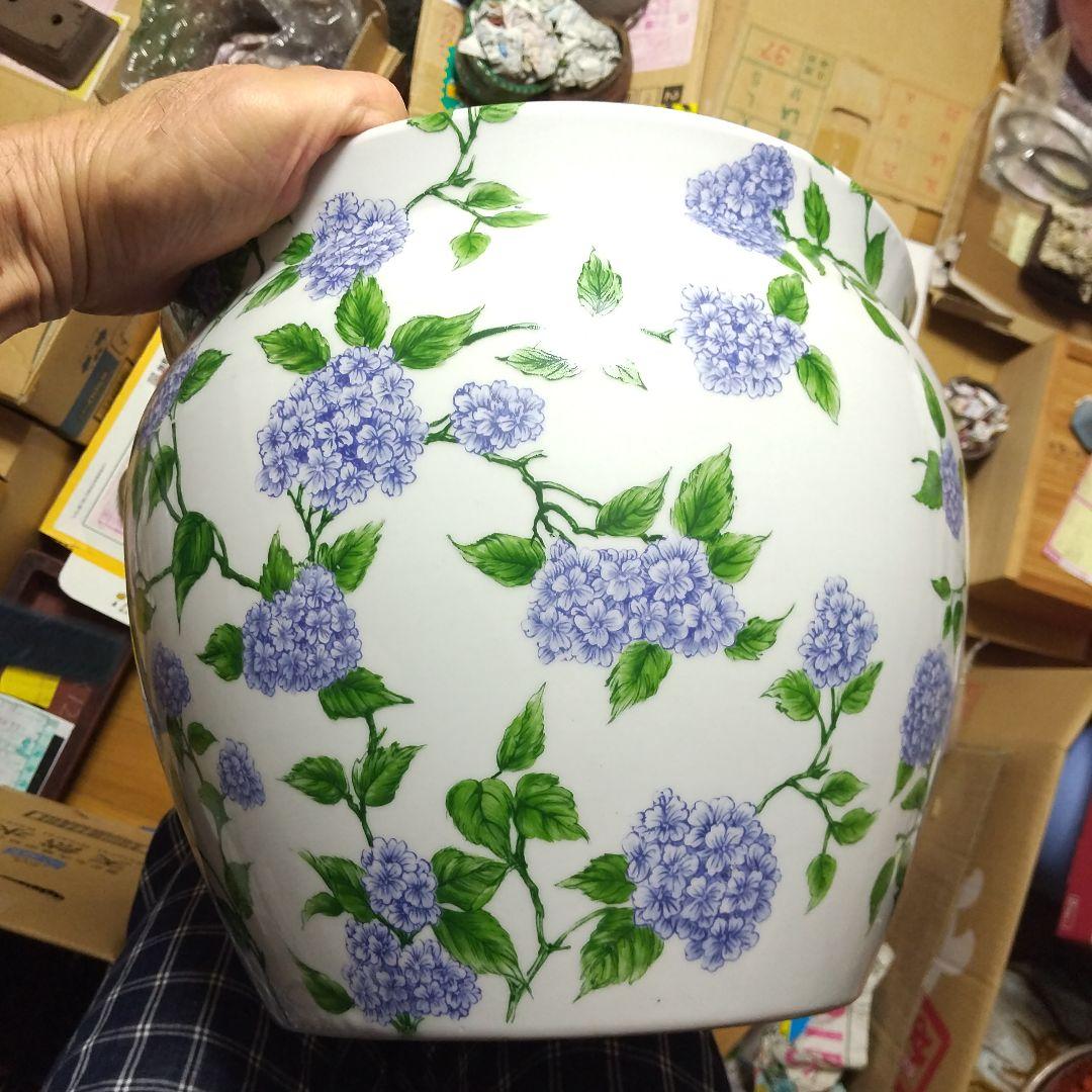紫陽花の花柄 陶器製、瓶、メダカ鉢、睡蓮鉢、置物、焼物、工芸品、