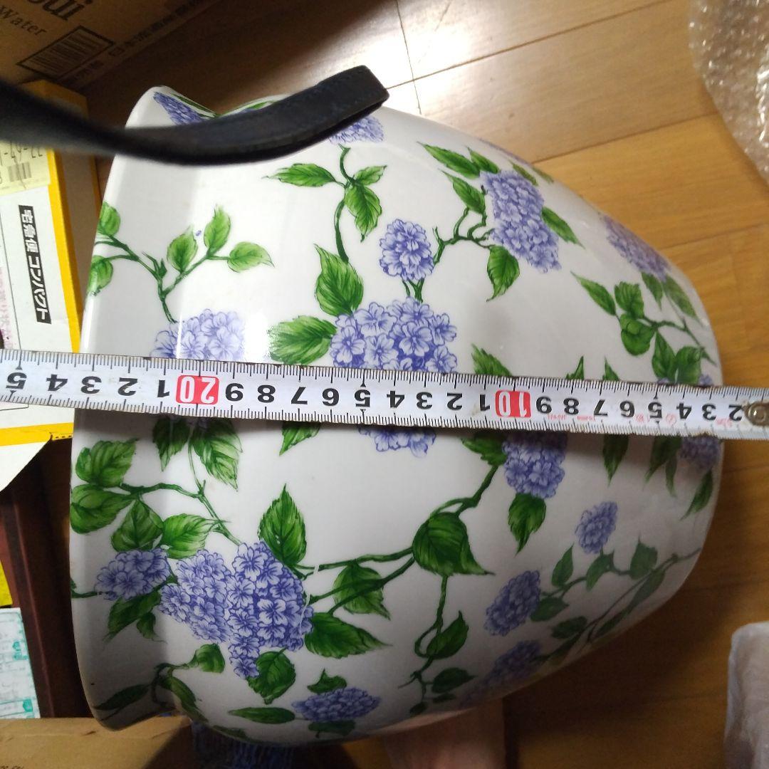 紫陽花の花柄 陶器製、瓶、メダカ鉢、睡蓮鉢、置物、焼物、工芸品、