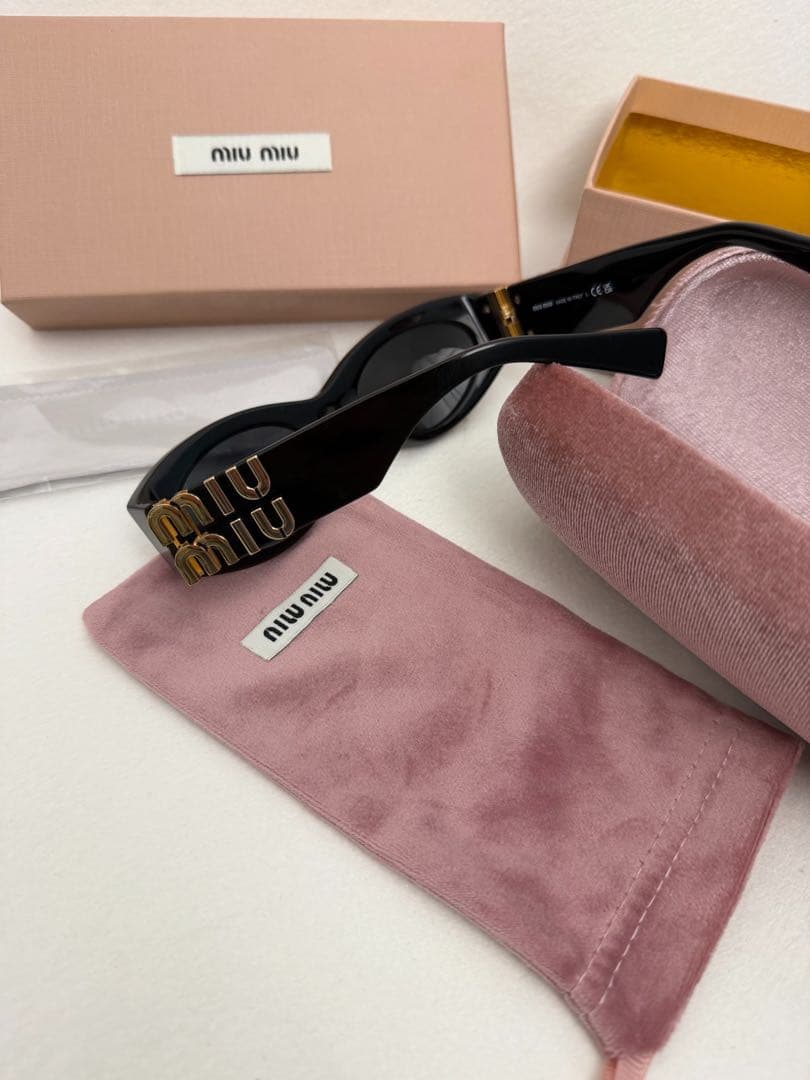 MIU MIU ミュウミュウ 黒 オーバル サングラス 金色ロゴ ブランド