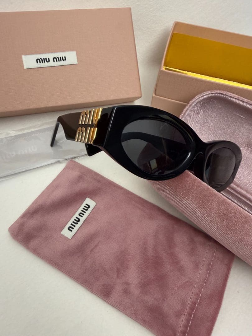 MIU MIU ミュウミュウ 黒 オーバル サングラス 金色ロゴ ブランド