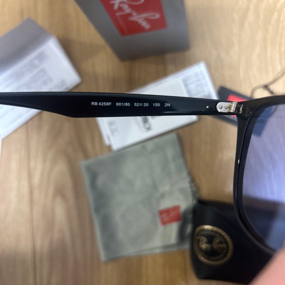 Ray-Ban RB4258Fサングラスブラッククリアグラデーションライトブルー
