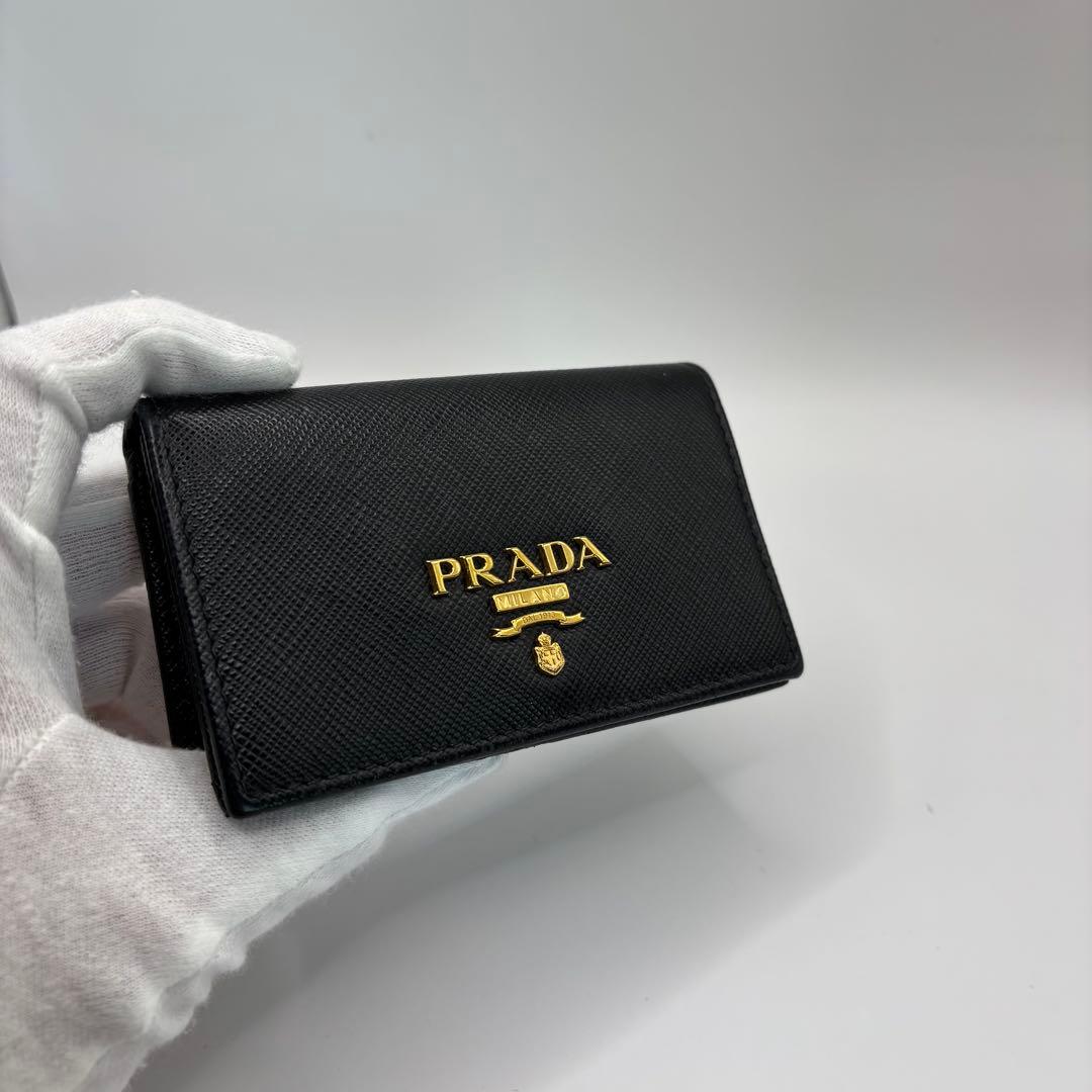 PRADA カードケース　名刺入れ　ブラック　サフィアーノ　メタル　ロゴ　金