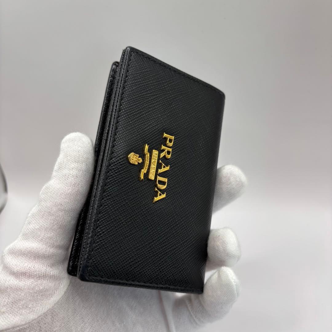 PRADA カードケース　名刺入れ　ブラック　サフィアーノ　メタル　ロゴ　金