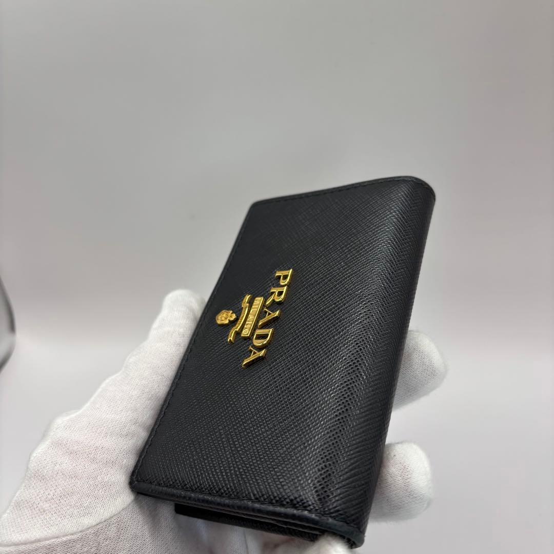 PRADA カードケース　名刺入れ　ブラック　サフィアーノ　メタル　ロゴ　金