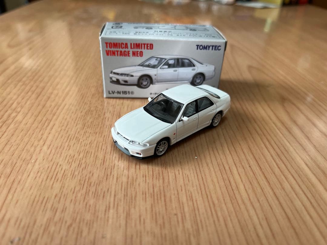 トミカリミテッドヴィンテージネオ　日産スカイラインGT-Rオーテックバージョン