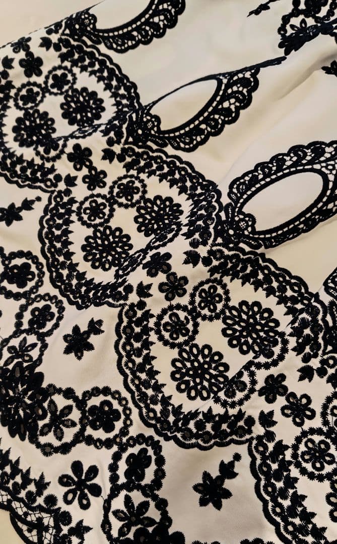 JENNE 総刺繍フレアロングスカート ホワイト ネイビー