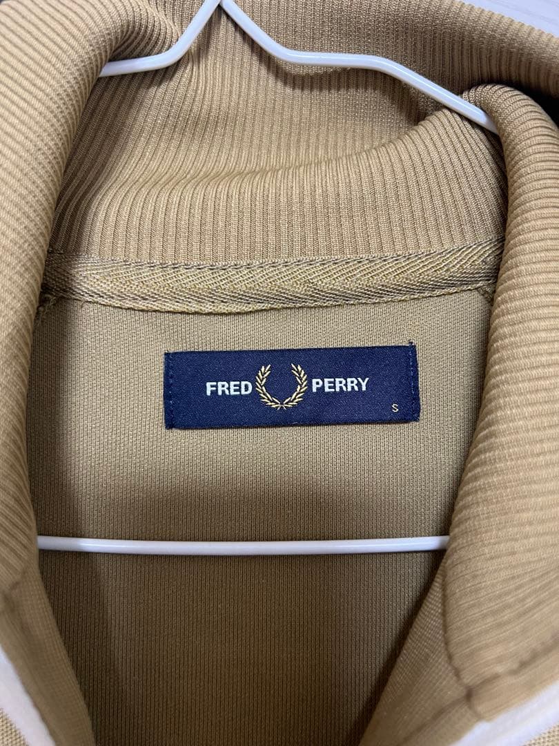 FRED PERRY トラックジャケット　ベージュ