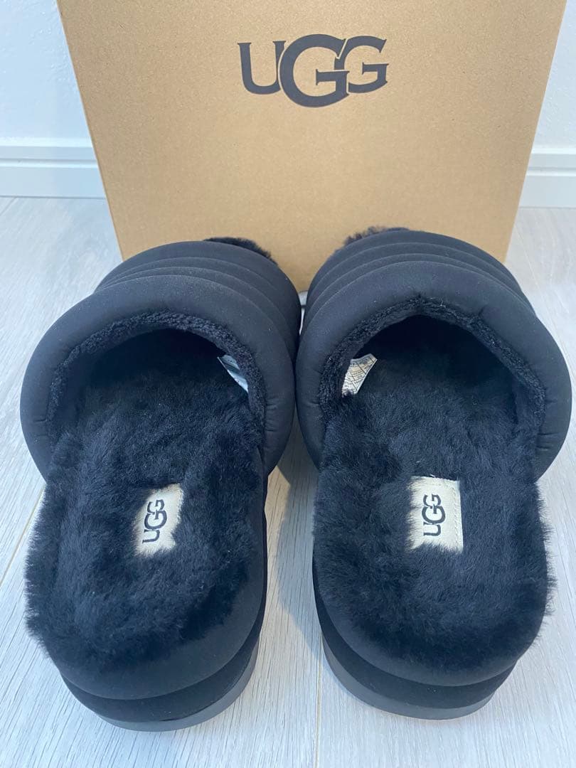 UGG ブラック ダウン ムートンサンダル 厚底