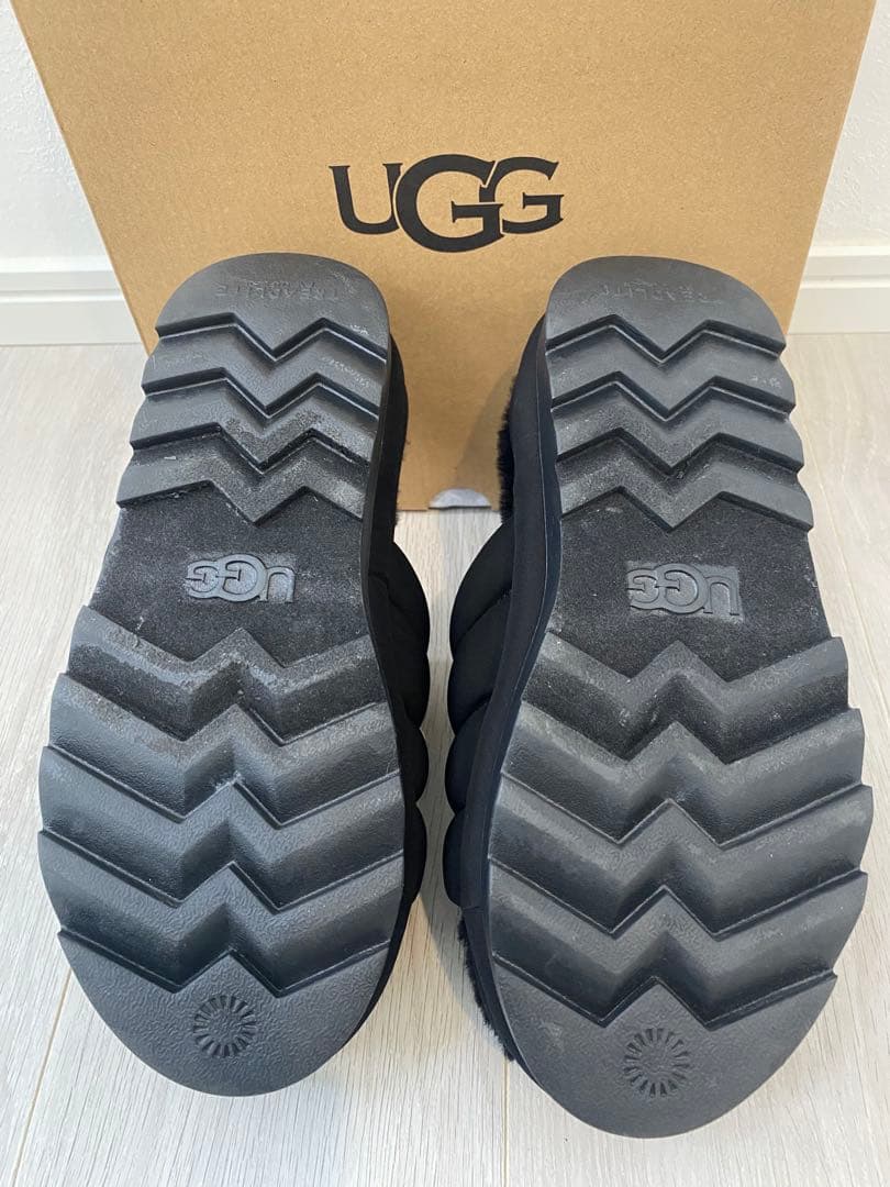 UGG ブラック ダウン ムートンサンダル 厚底