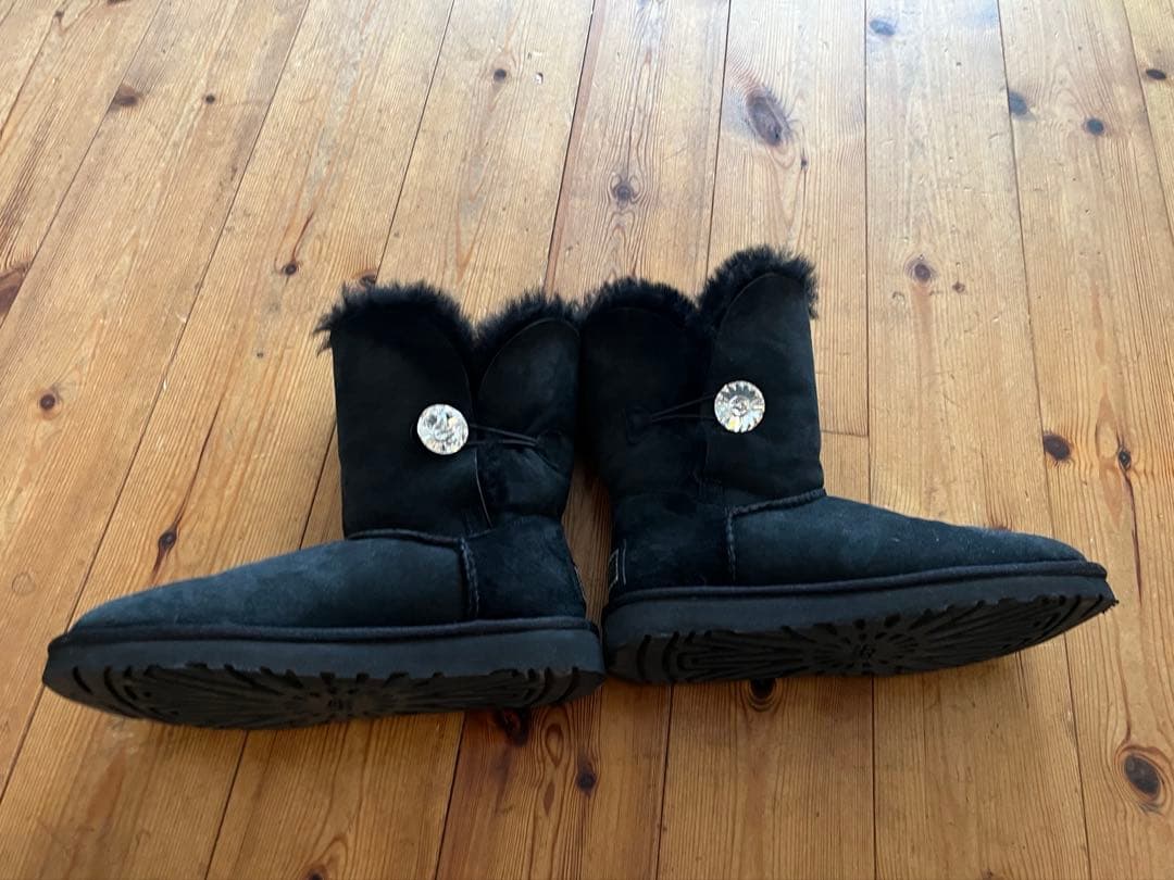 UGG ムートンブーツ　ブラック　クリスタルボタン付き　24センチ
