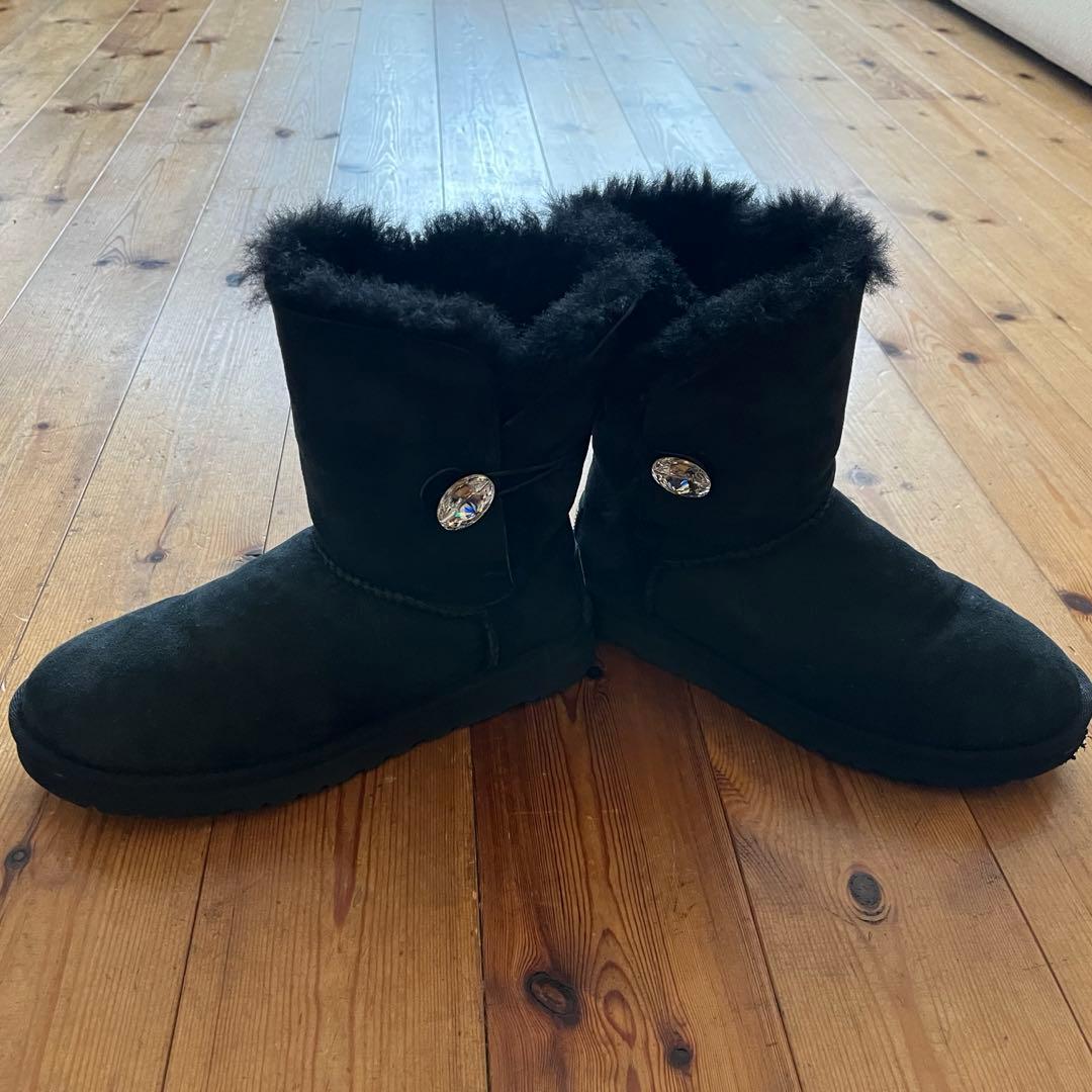 UGG ムートンブーツ　ブラック　クリスタルボタン付き　24センチ