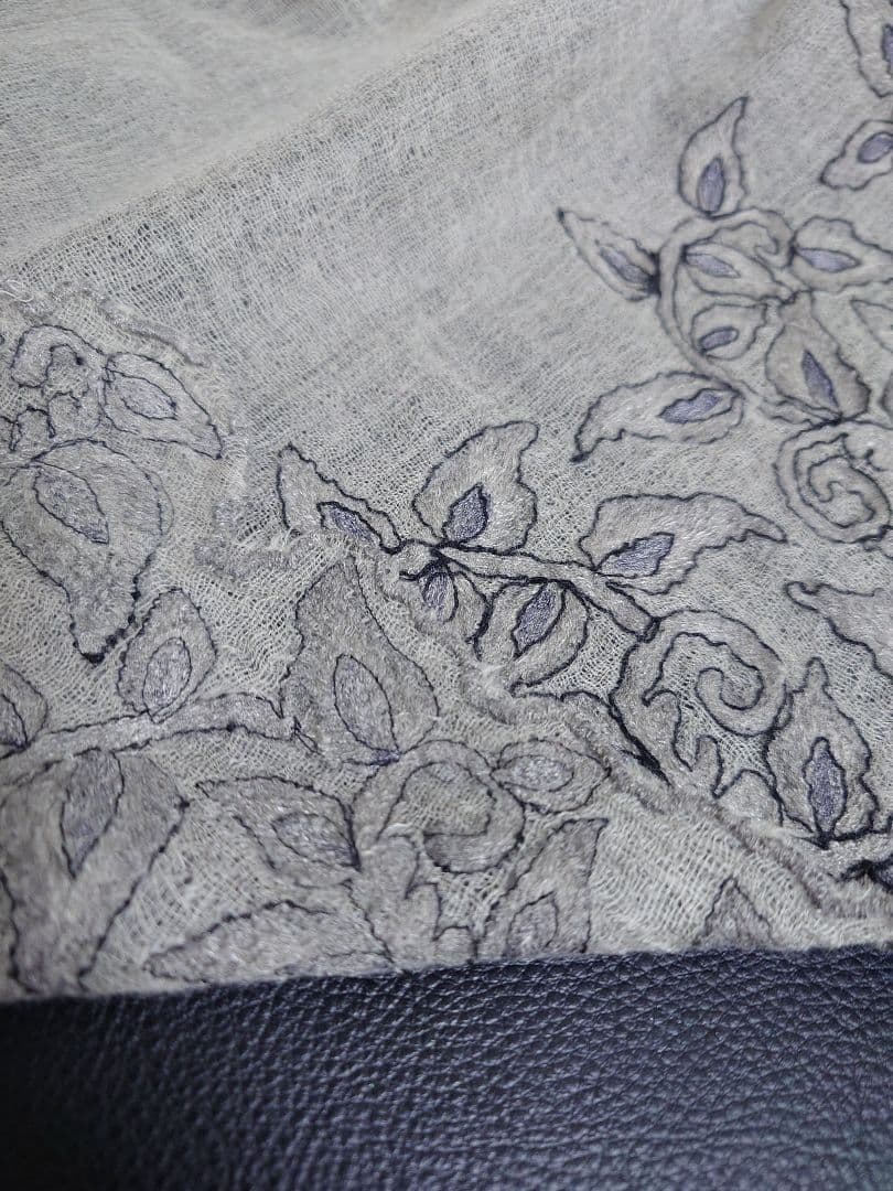 ファリエロ サルティ　Faliero Sarti　ストール　刺繍　グレー