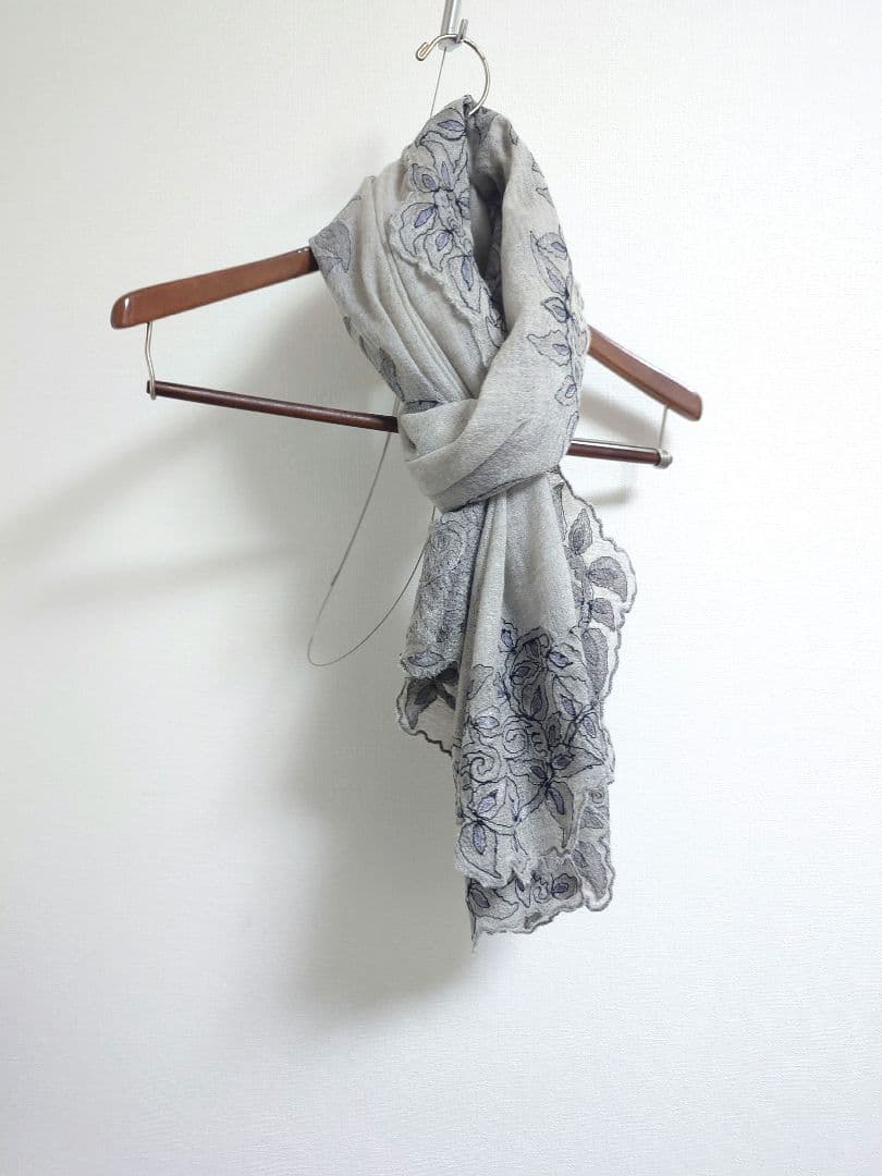 ファリエロ サルティ　Faliero Sarti　ストール　刺繍　グレー